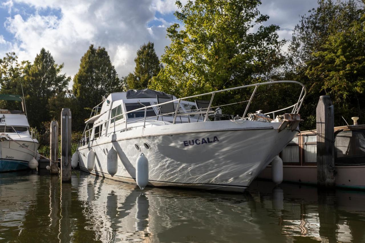 Eucala Motor Yacht Hotel East Molesey Esterno foto
