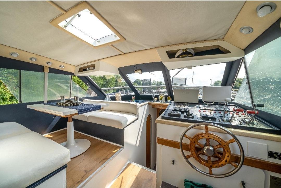 Eucala Motor Yacht Hotel East Molesey Esterno foto